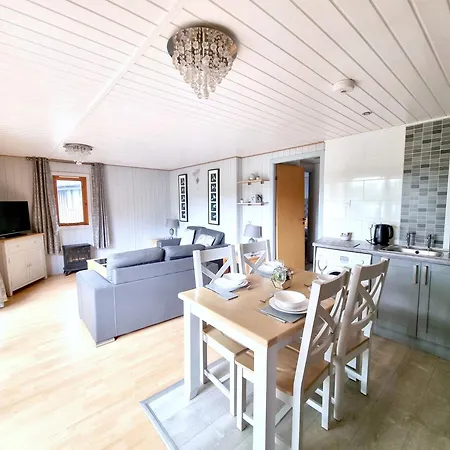 Maple 11 Hot Tub & Sauna 요크